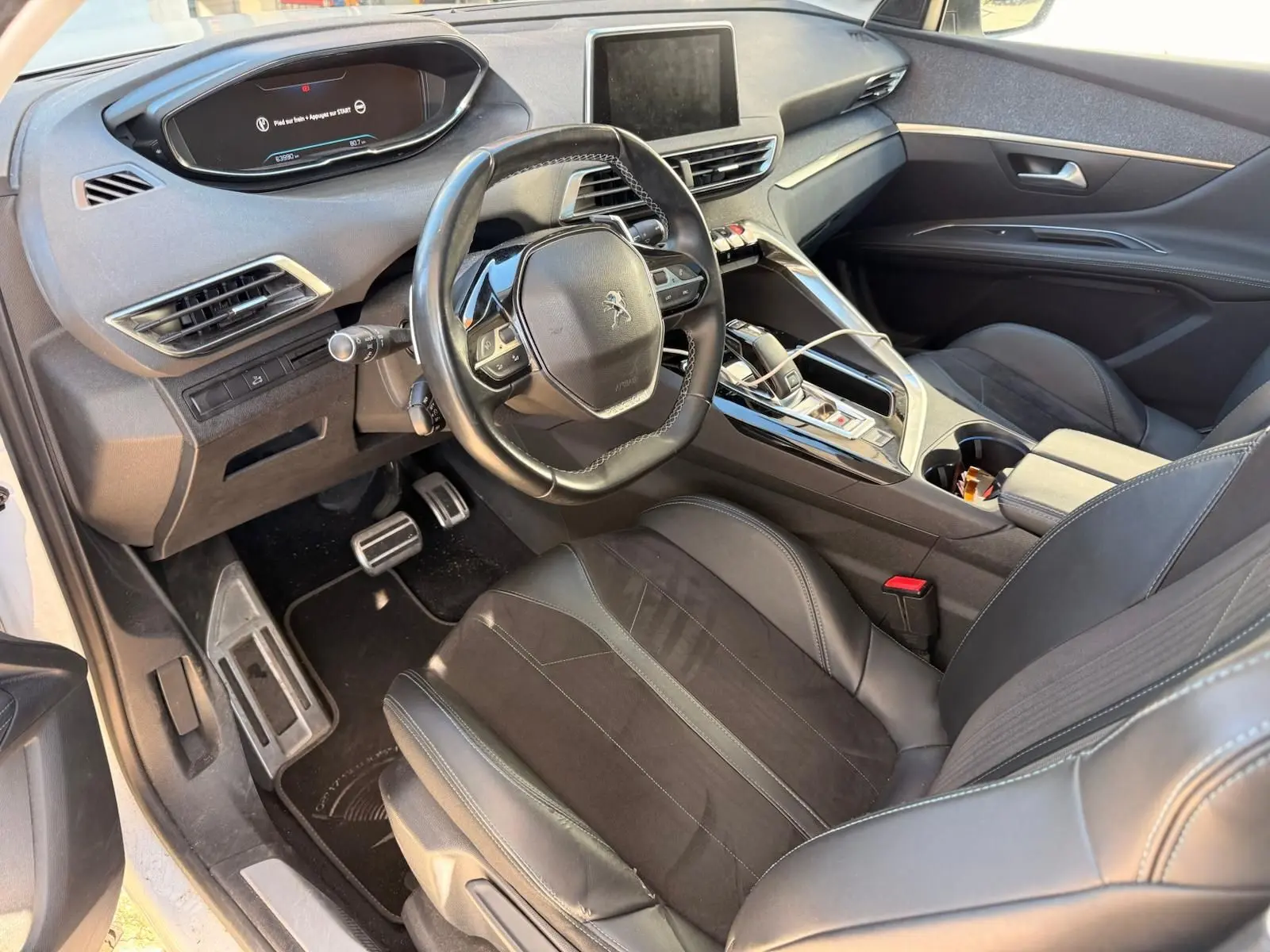 Intérieur du Peugeot 3008 2019 en vue avant, avec tableau de bord numérique et sellerie cuir noire élégante.