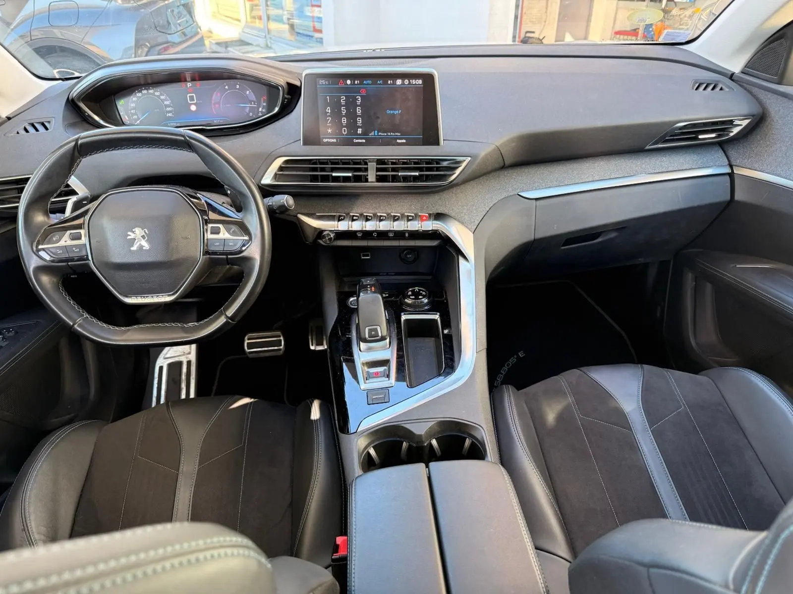 Intérieur du Peugeot 3008 2019, vue côté conducteur, sièges en cuir noir avec surpiqûres blanches et toit ouvrant panoramique.