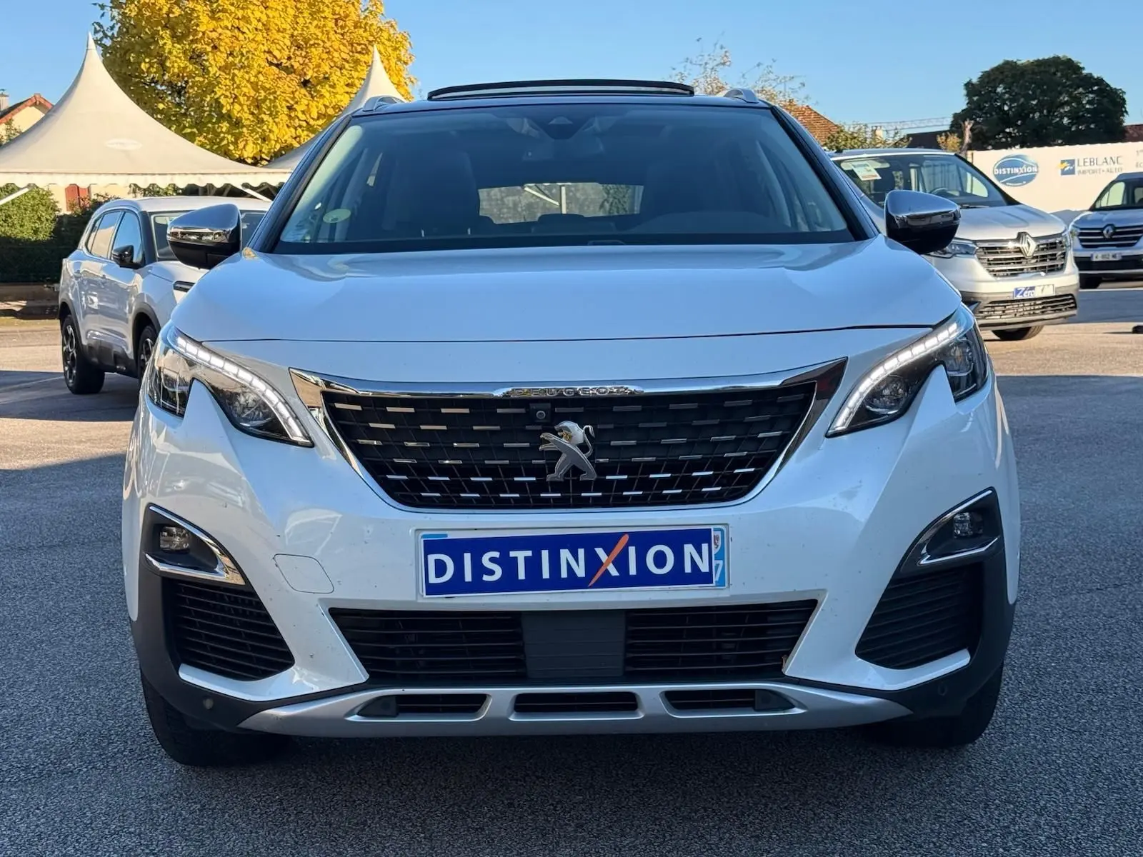 Peugeot 3008 blanc nacré en 3/4 avant droit avec toit panoramique et jantes alliage noires.
