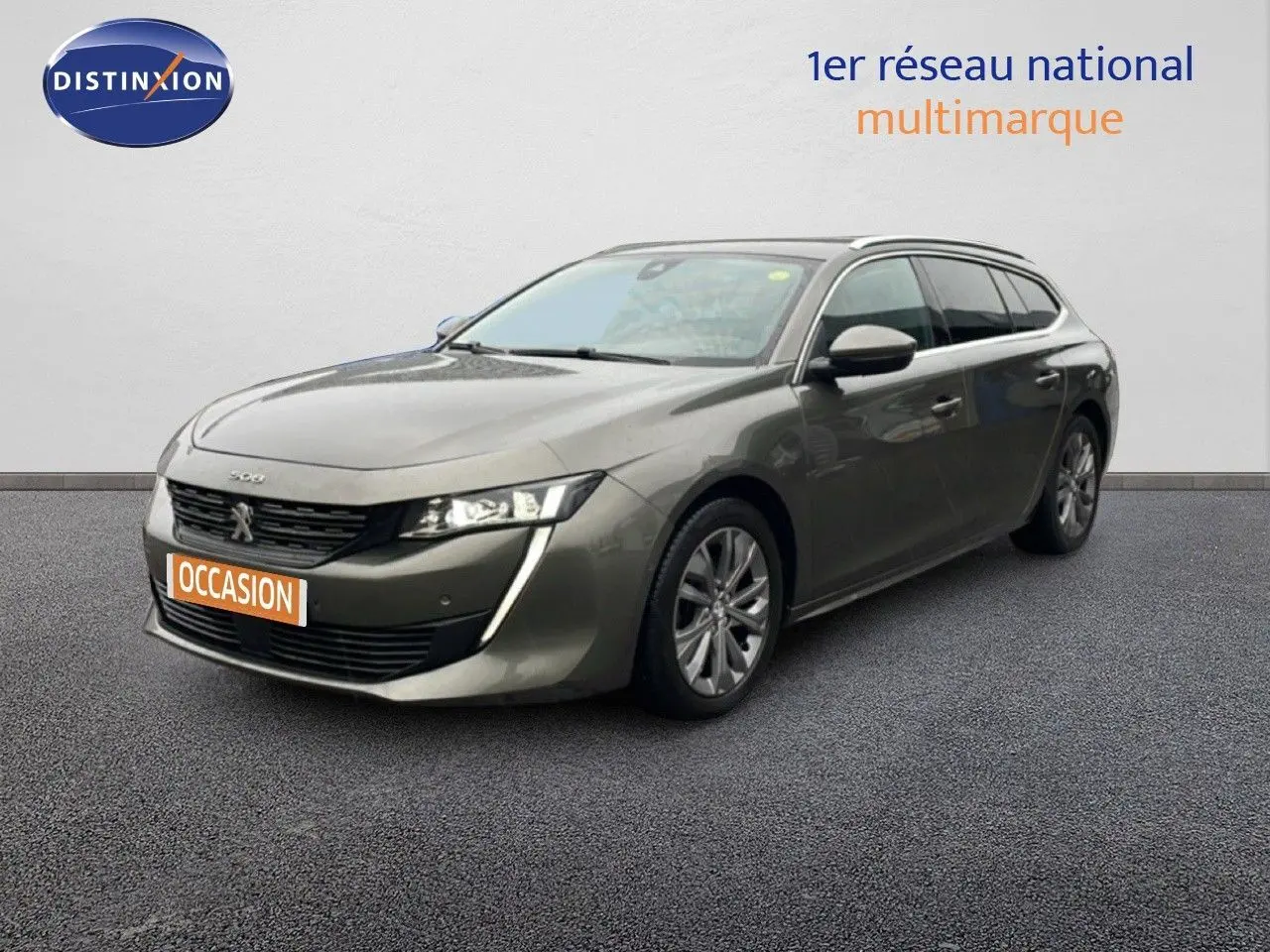 Peugeot 508 SW gris Amazonite métal en vue 3/4 avant droit, avec feux LED et calandre noire distinctive.