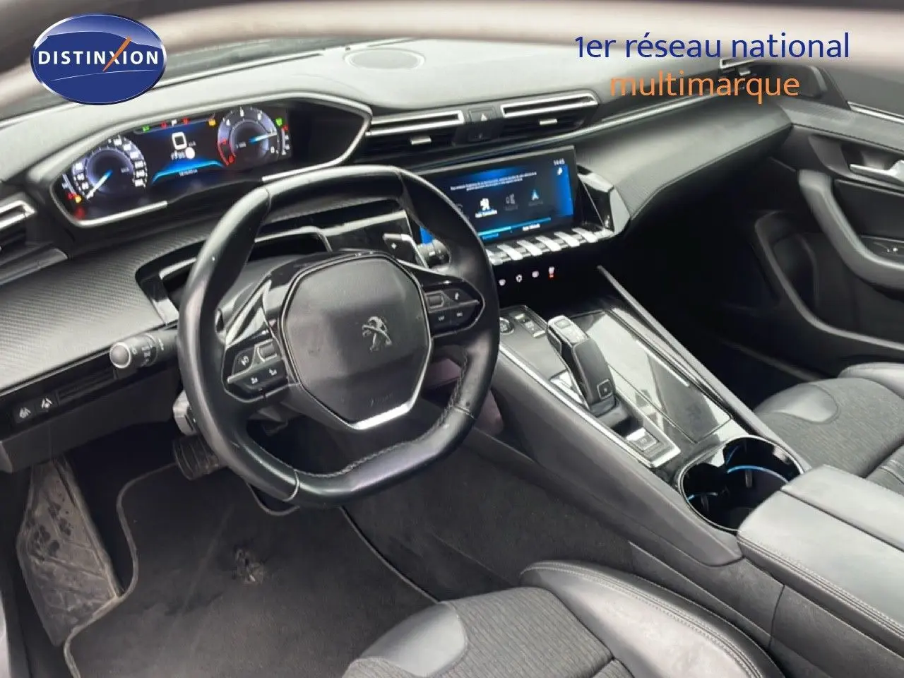 Vue intérieure côté conducteur du Peugeot 508 SW 2020, avec tableau de bord numérique et volant compact noir.