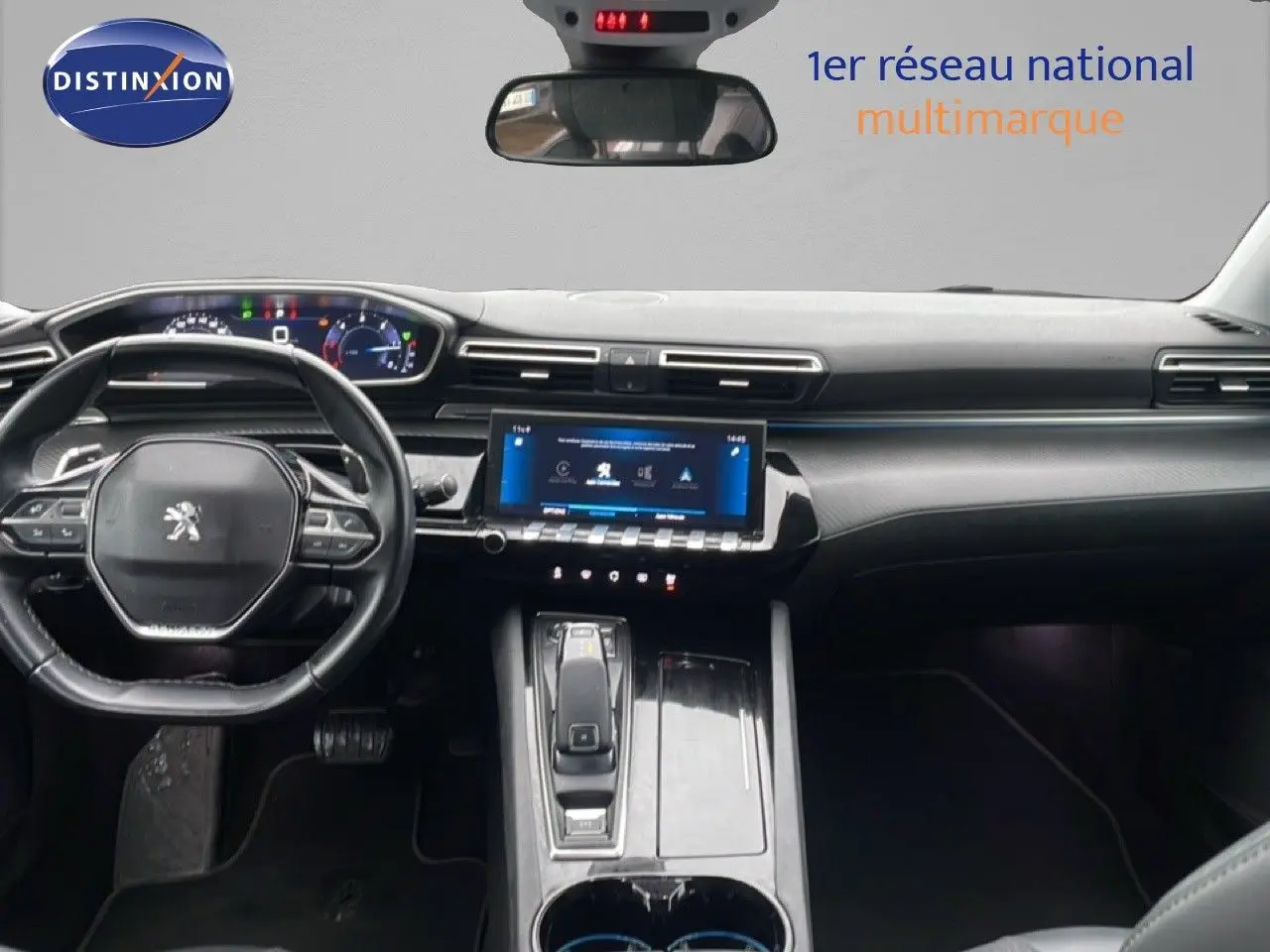 Vue intérieure avant du Peugeot 508 SW 2020, tableau de bord et volant noir avec écran tactile central allumé.