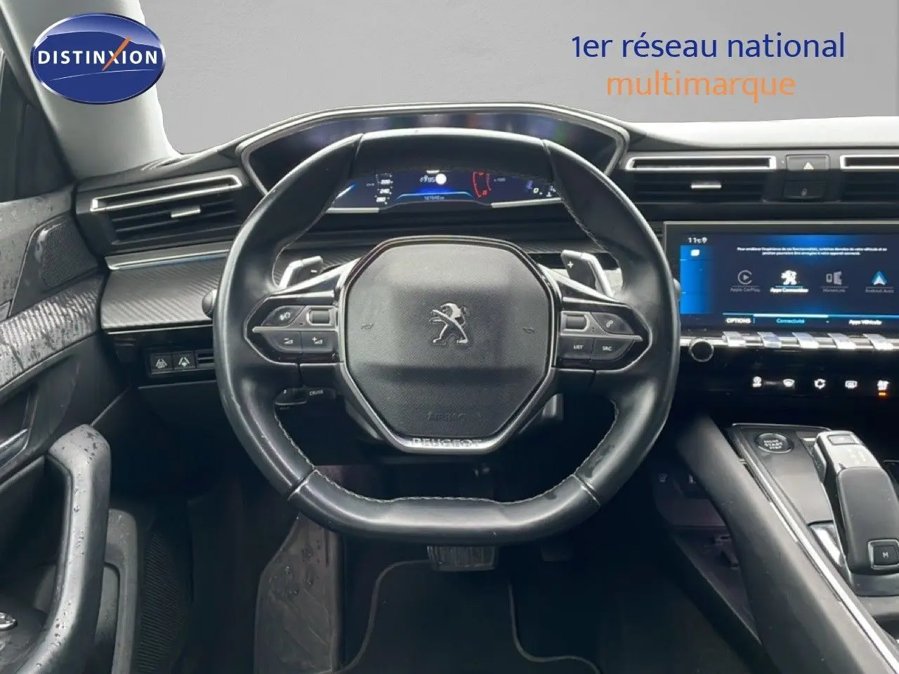 Intérieur de la Peugeot 508 SW 2020, vue centrée sur le volant compact et le tableau de bord numérique moderne.