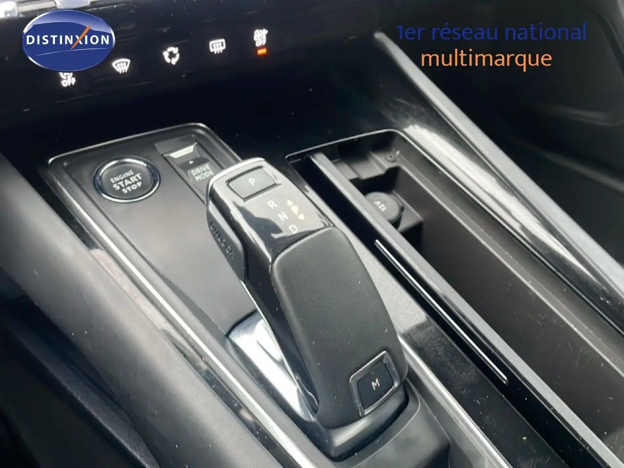 Gros plan sur la console centrale de la Peugeot 508 SW 2020, montrant le levier de vitesse automatique et le bouton start/stop.