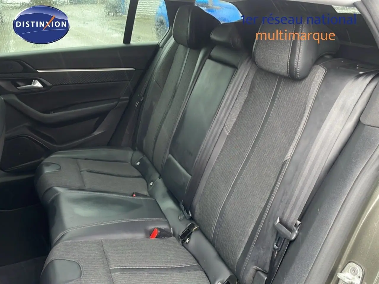 Vue intérieure côté droit des sièges arrière en tissu et cuir noir de la Peugeot 508 SW gris Amazonite 2020.