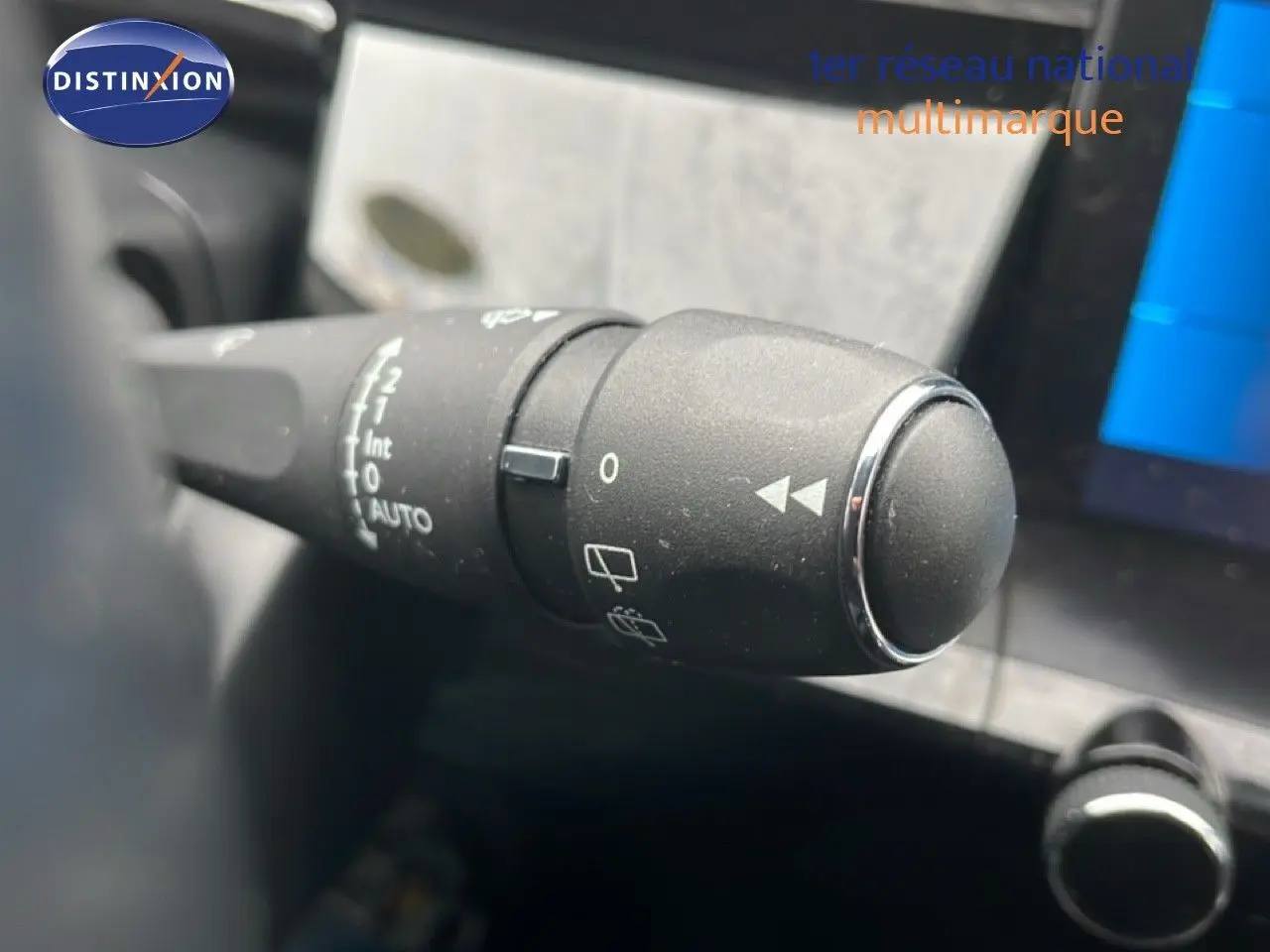 Gros plan sur la commande d’essuie-glace du Peugeot 508 SW 2020, mettant en valeur les réglages et symboles blancs.
