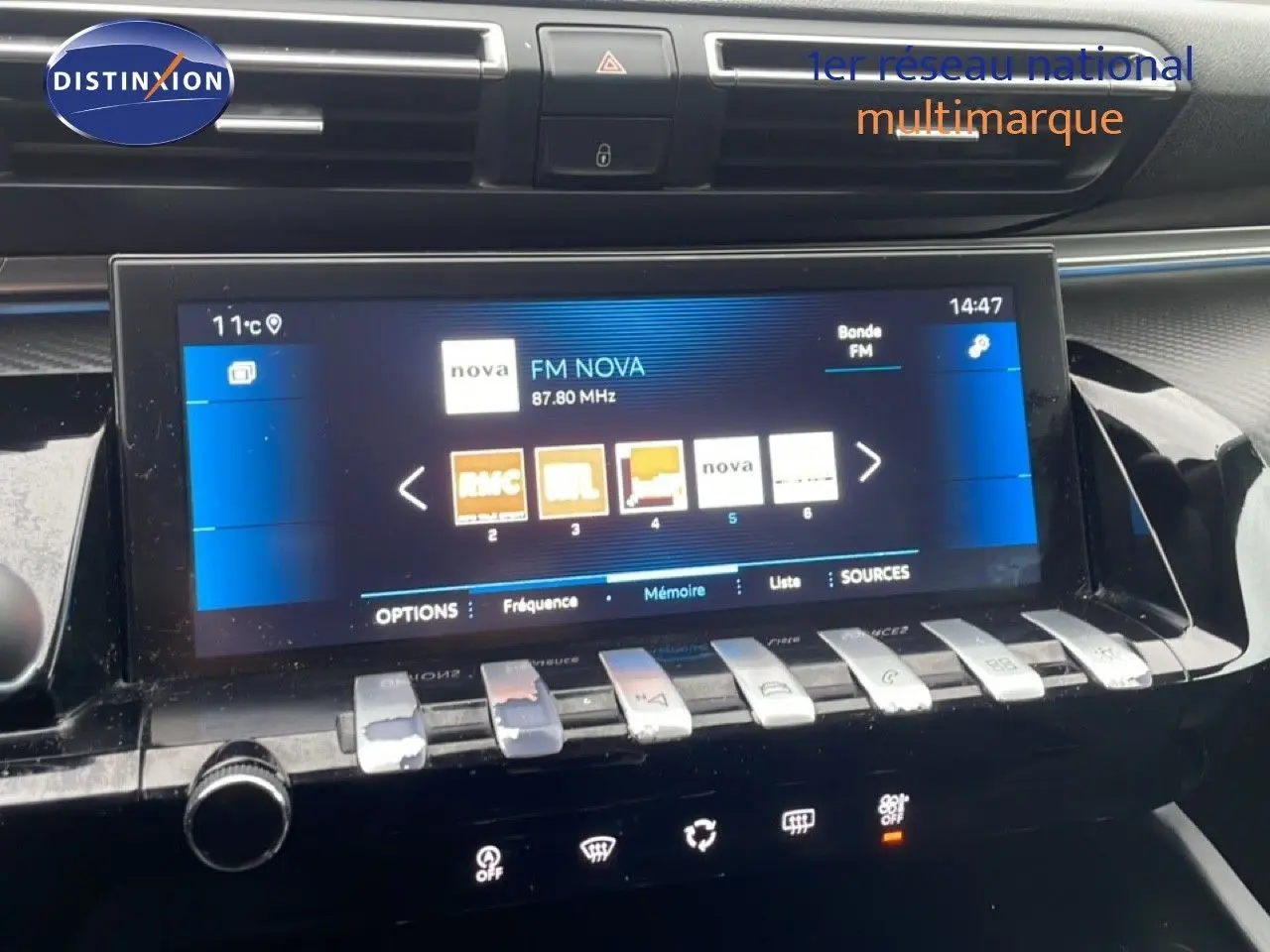Vue rapprochée de l’écran multimédia et des commandes tactiles du tableau de bord d’une Peugeot 508 SW gris Amazonite.