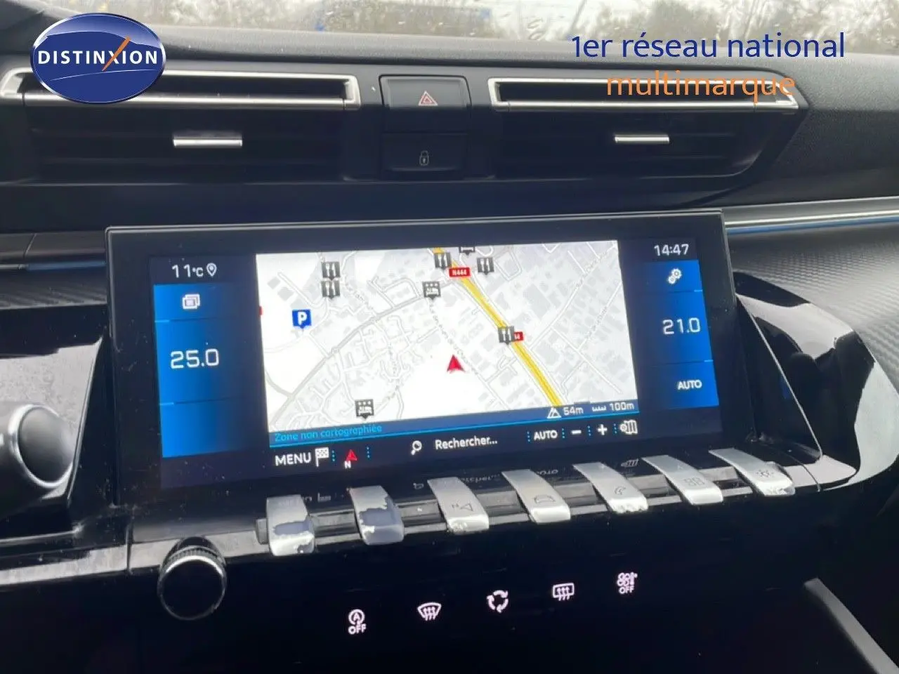 Vue rapprochée de l’écran tactile central et des commandes argentées du tableau de bord intérieur d’une Peugeot 508 SW gris Amazonite.