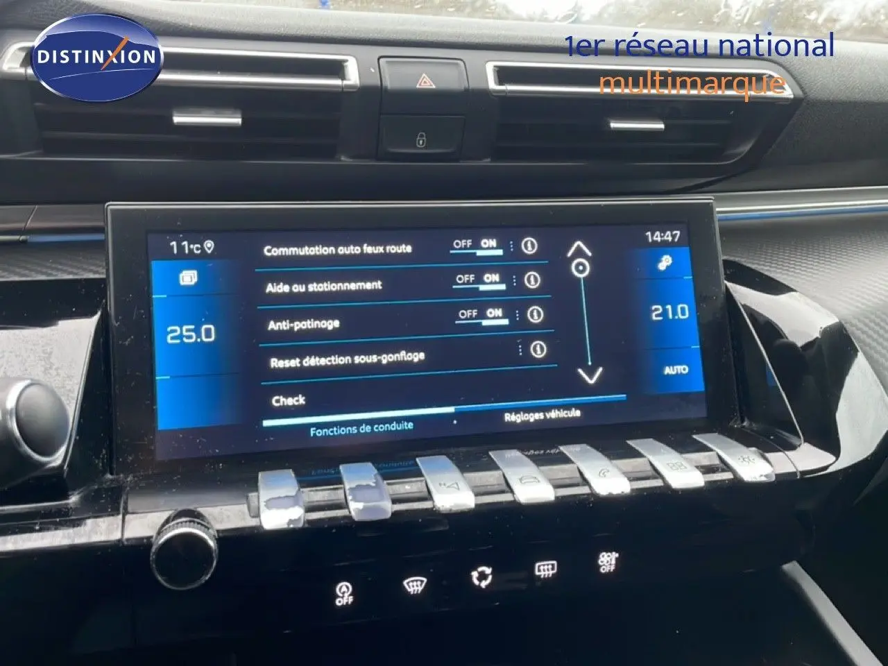Vue rapprochée de la console centrale de la Peugeot 508 SW gris Amazonite, écran tactile et commandes argentées visibles.