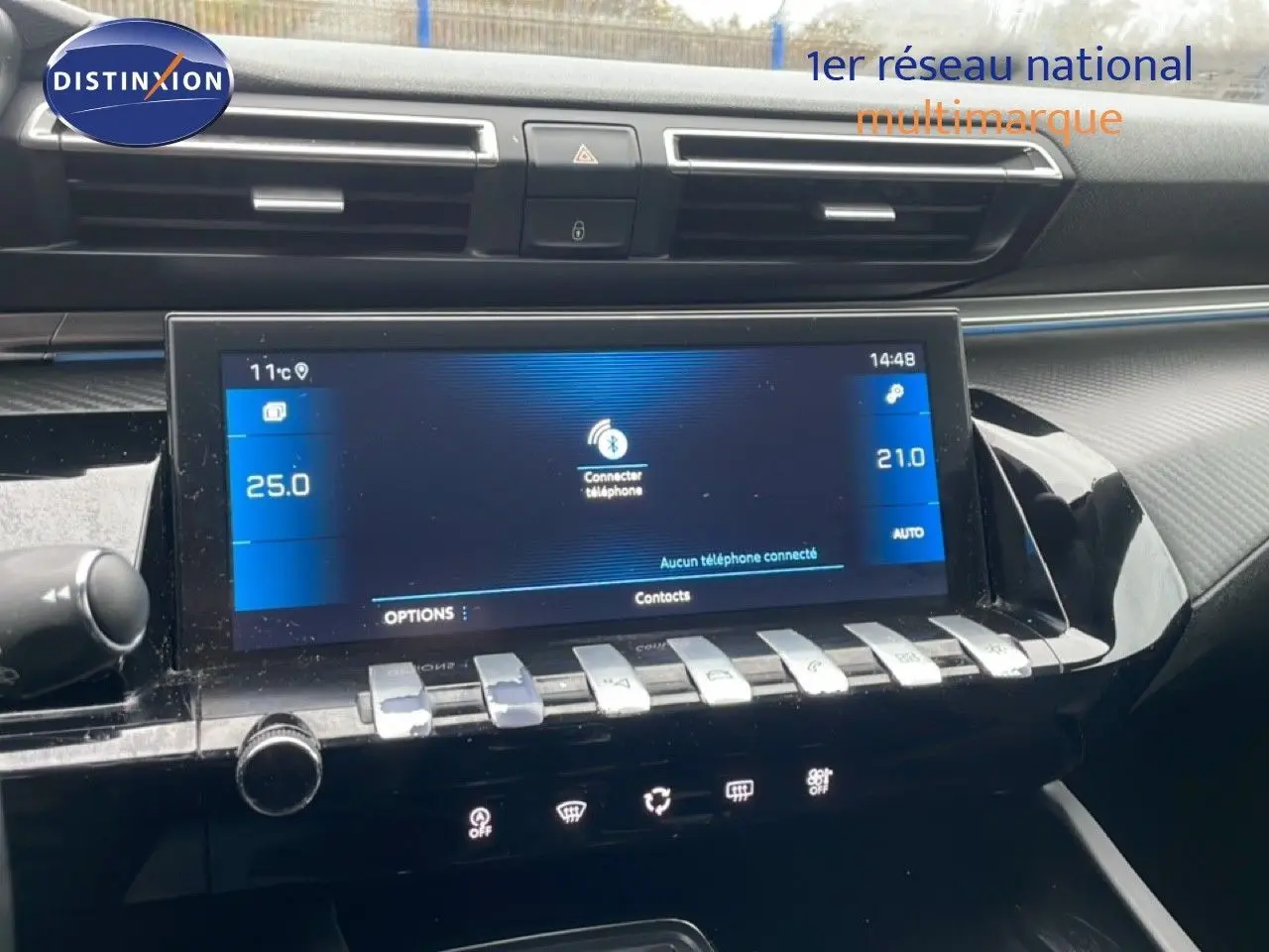Vue rapprochée de la console centrale de la Peugeot 508 SW gris Amazonite, écran tactile et commandes climatisation visibles.