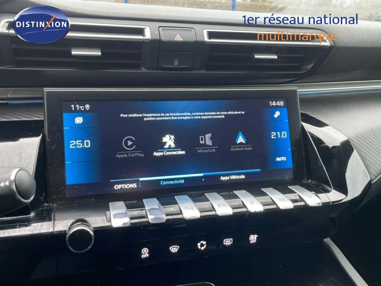 Vue rapprochée de l’écran tactile central et des commandes en rangée de la Peugeot 508 SW gris Amazonite, tableau de bord moderne.