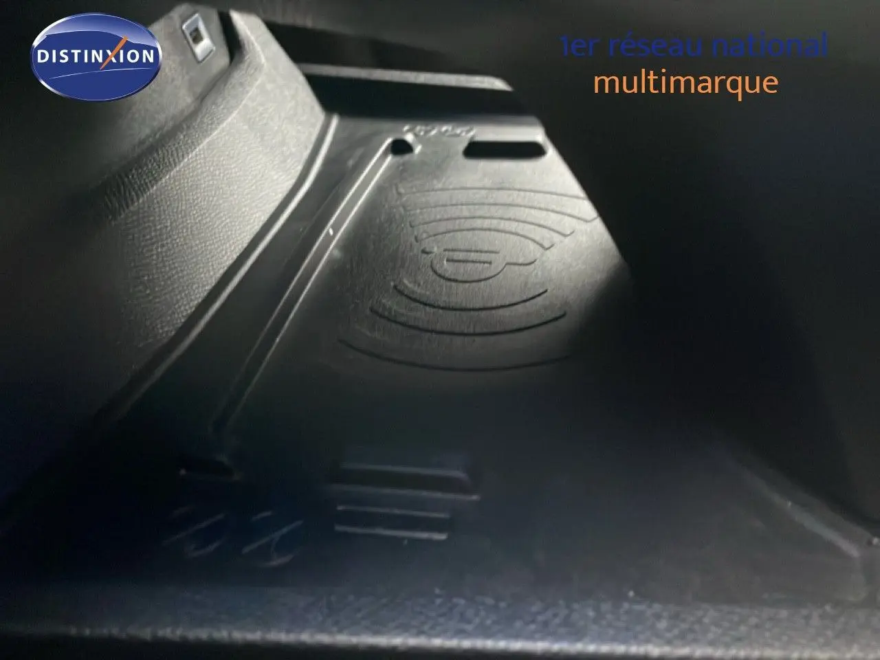 Gros plan sur le chargeur à induction dans l'habitacle de la Peugeot 508 SW gris Amazonite Metal de 2020.