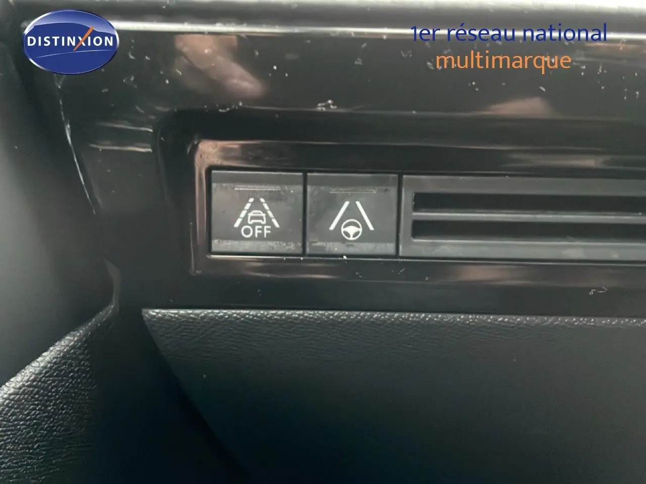 Gros plan sur les boutons d’assistance à la conduite dans l’habitacle d’une Peugeot 508 SW gris Amazonite de 2020.