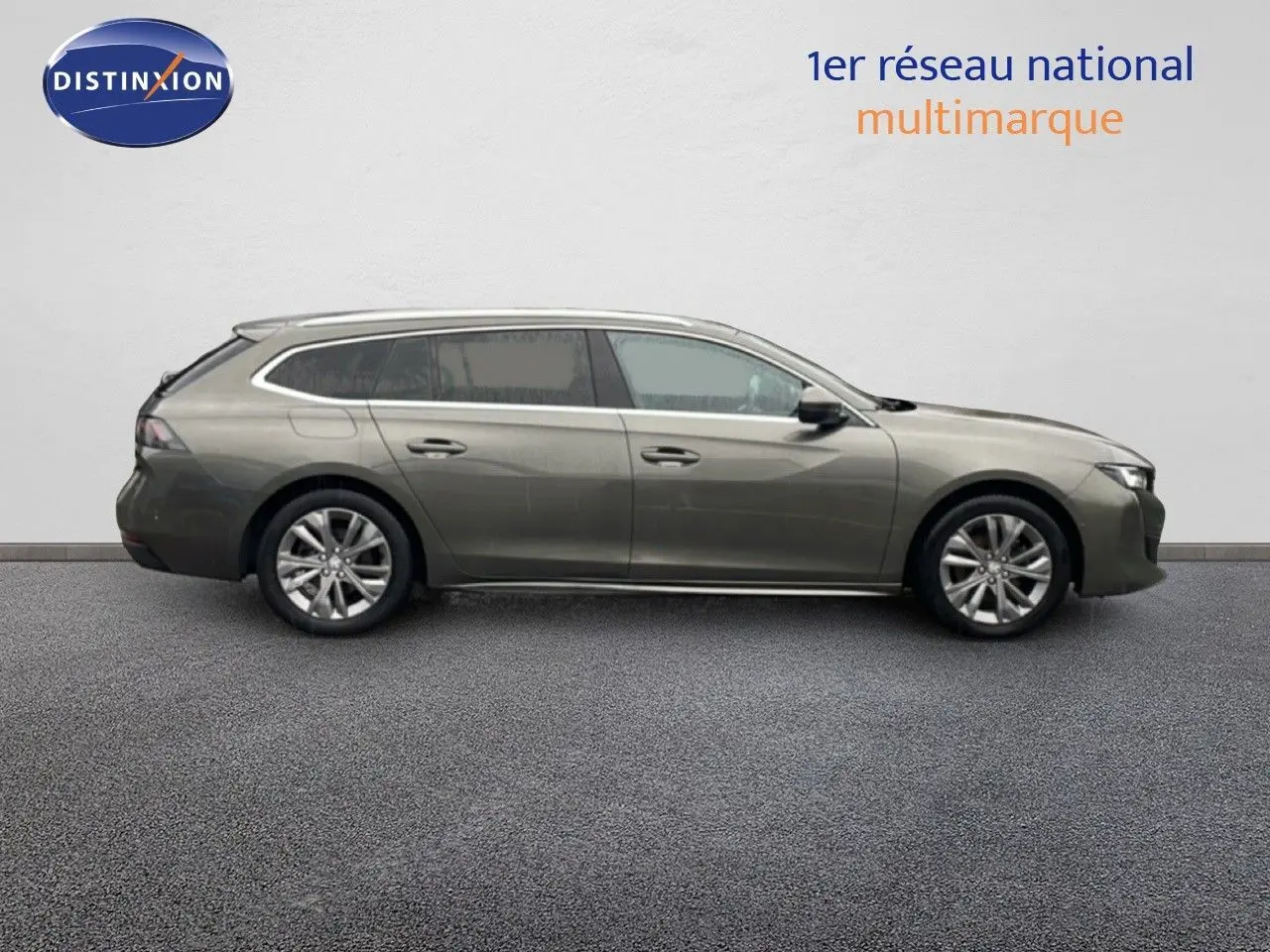 Vue latérale droite d'une Peugeot 508 SW gris amazonite métal, break élégant au design moderne et lignes fluides.