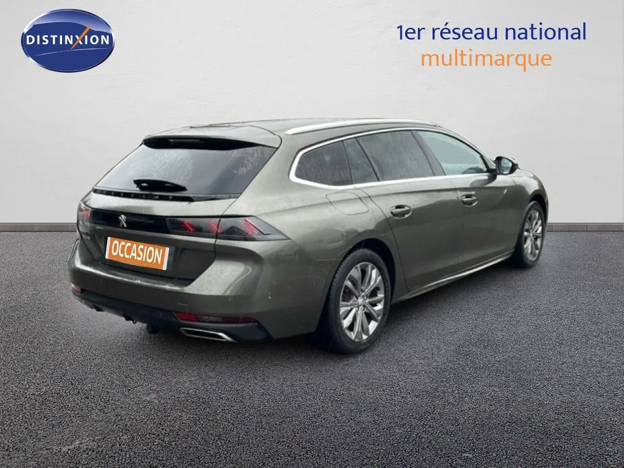 Vue 3/4 arrière droite d'une Peugeot 508 SW gris amazonite métallisé avec feux arrière LED et jantes alliage.