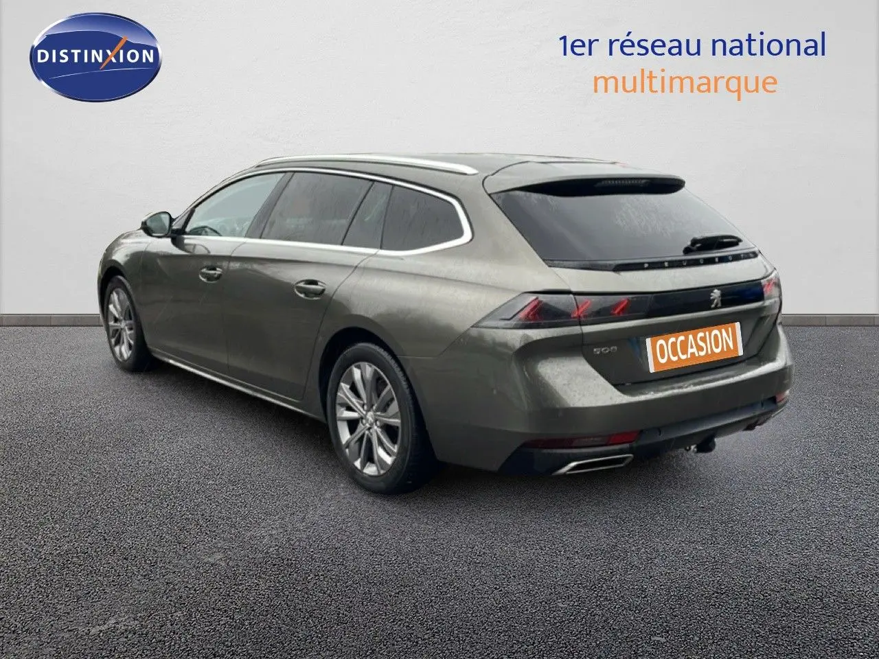 Peugeot 508 SW gris Amazonite métal vue 3/4 arrière droit, break avec feux arrière LED distinctifs.
