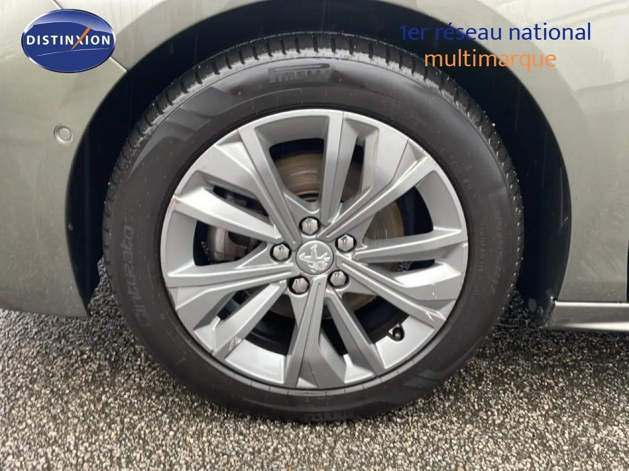 Gros plan sur la roue avant droite d'une Peugeot 508 SW gris amazonite métal avec jante alliage 17 pouces.