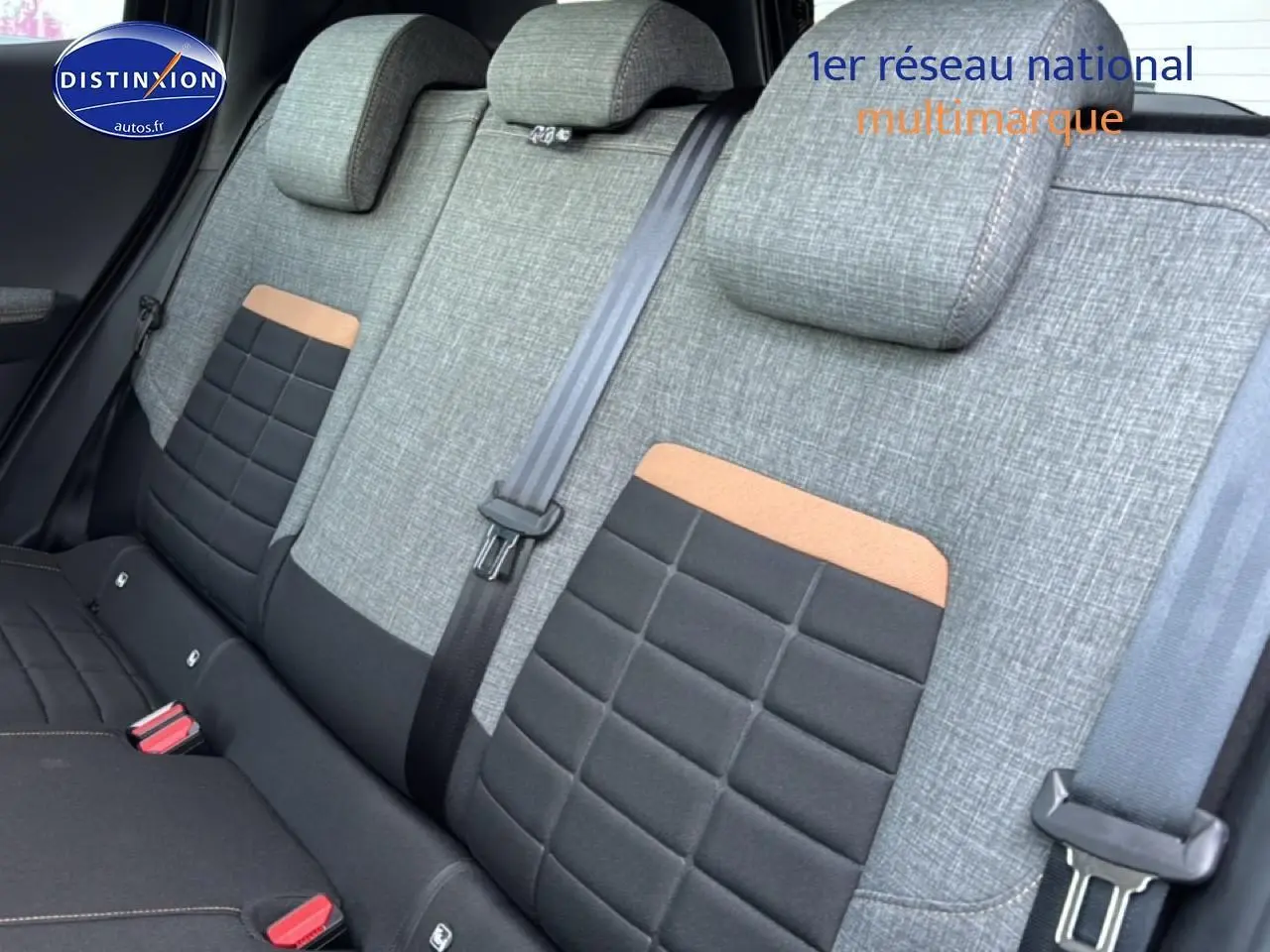 Vue rapprochée de la banquette arrière grise et noire avec surpiqûres orange du Citroën C3 Aircross 2025 noir.