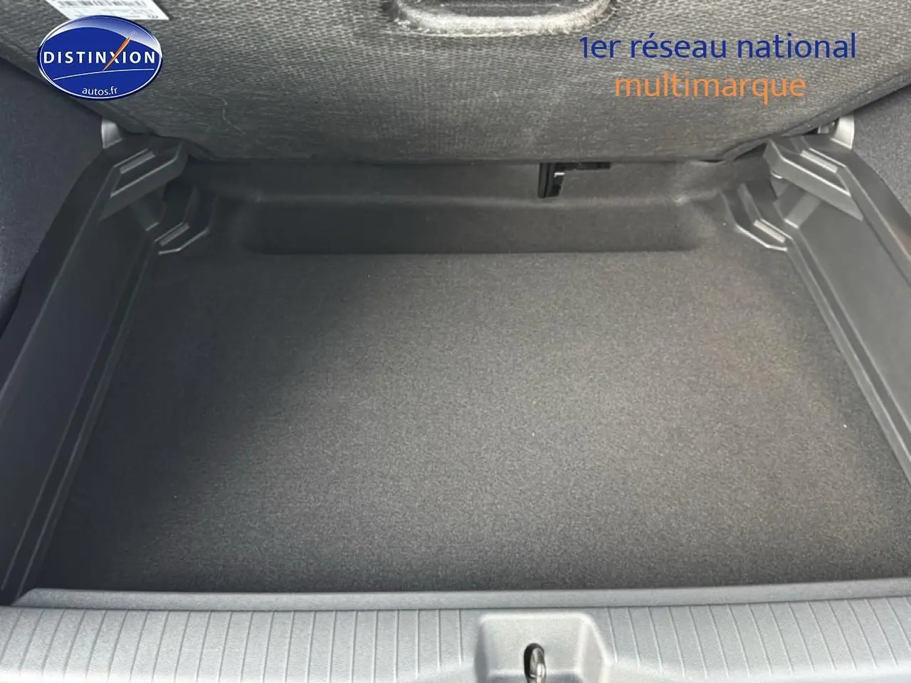 Coffre vide vu de face d'une Citroën C3 Aircross noir 2025, avec tapis de sol et rangements latéraux.