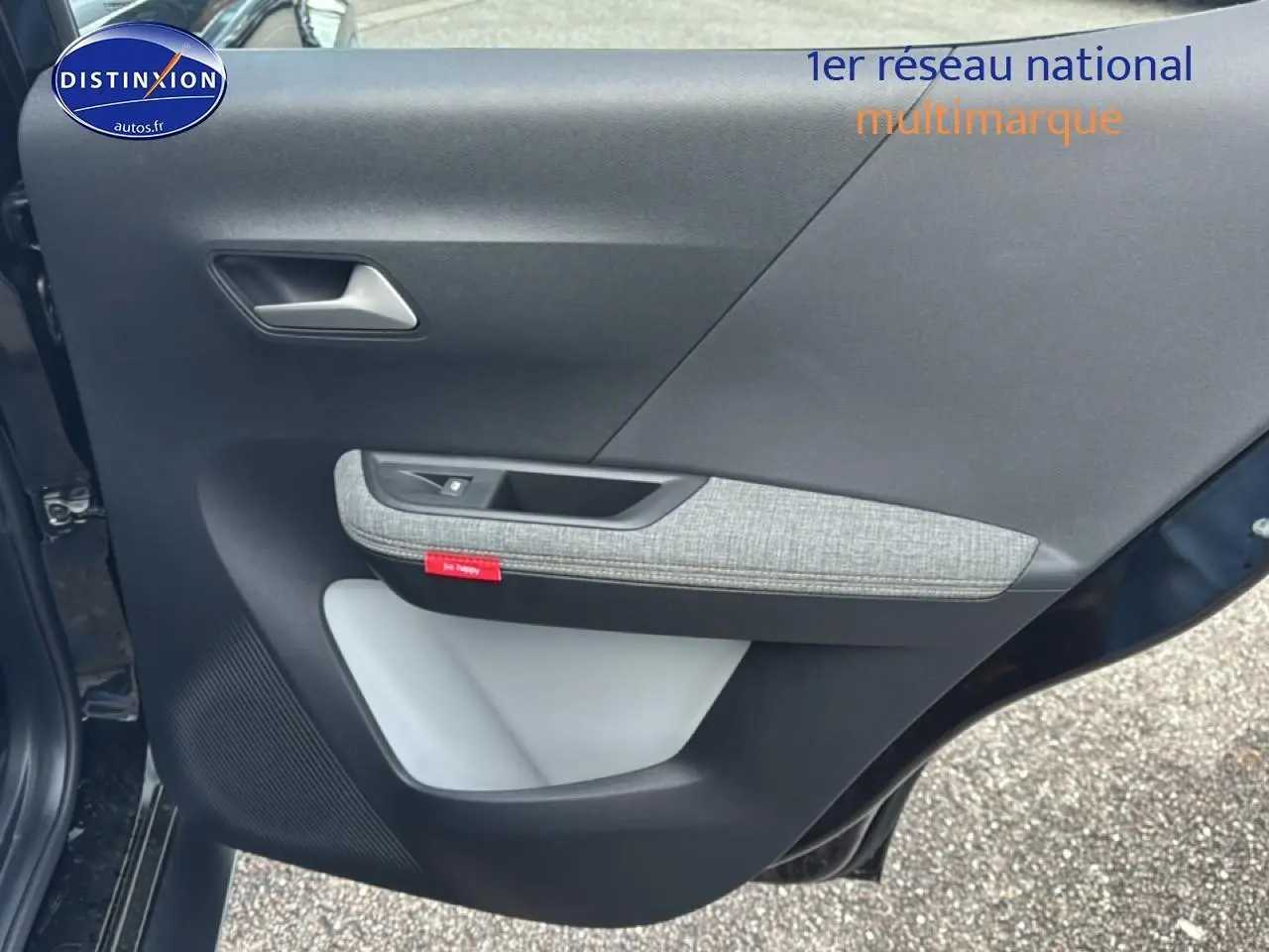 Vue intérieure côté gauche de la porte arrière noire du Citroën C3 Aircross avec insert tissu gris et poignée argentée.