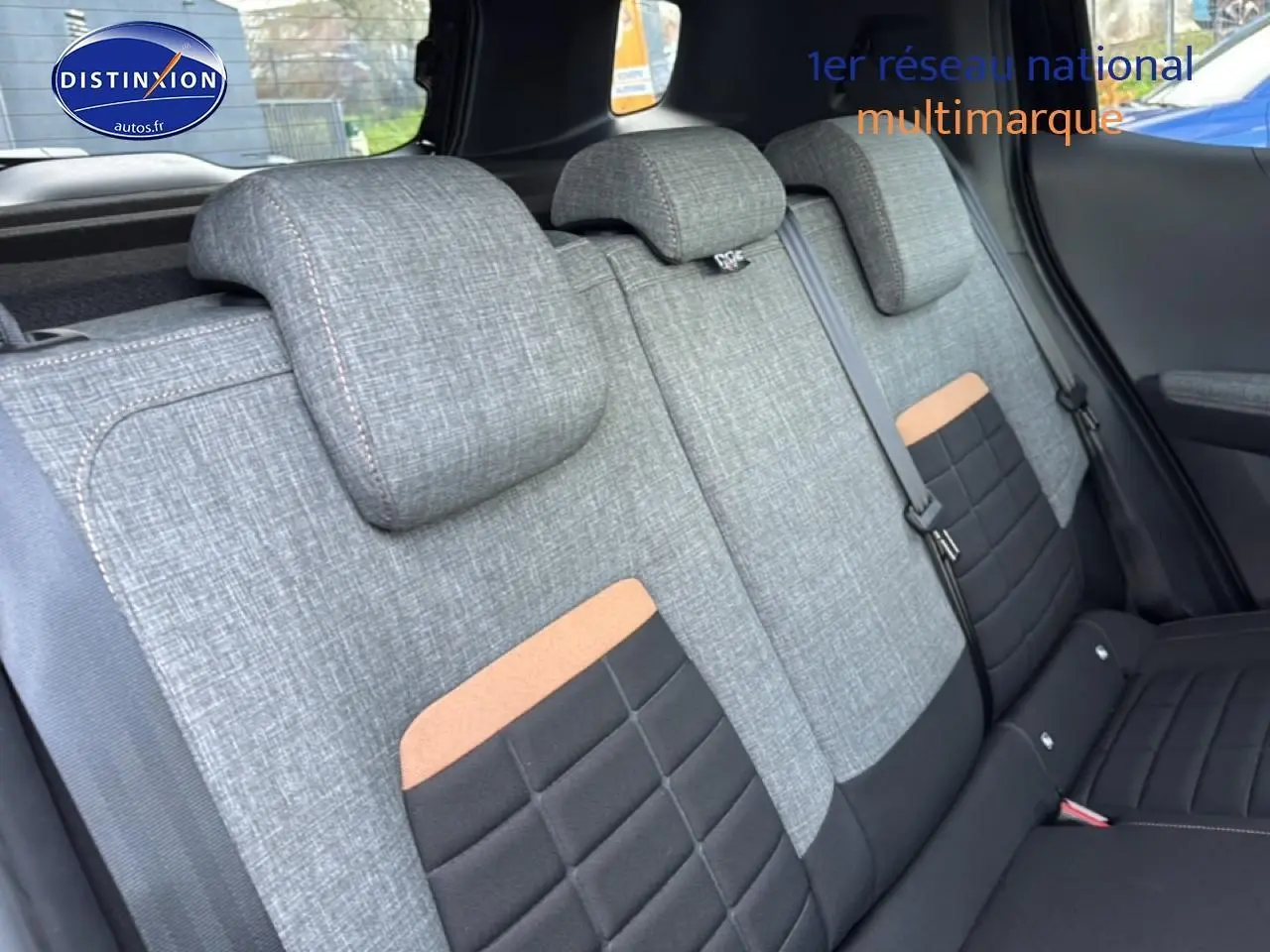 Vue rapprochée des sièges arrière gris et noirs avec appuie-têtes du Citroën C3 Aircross 2025 noir.