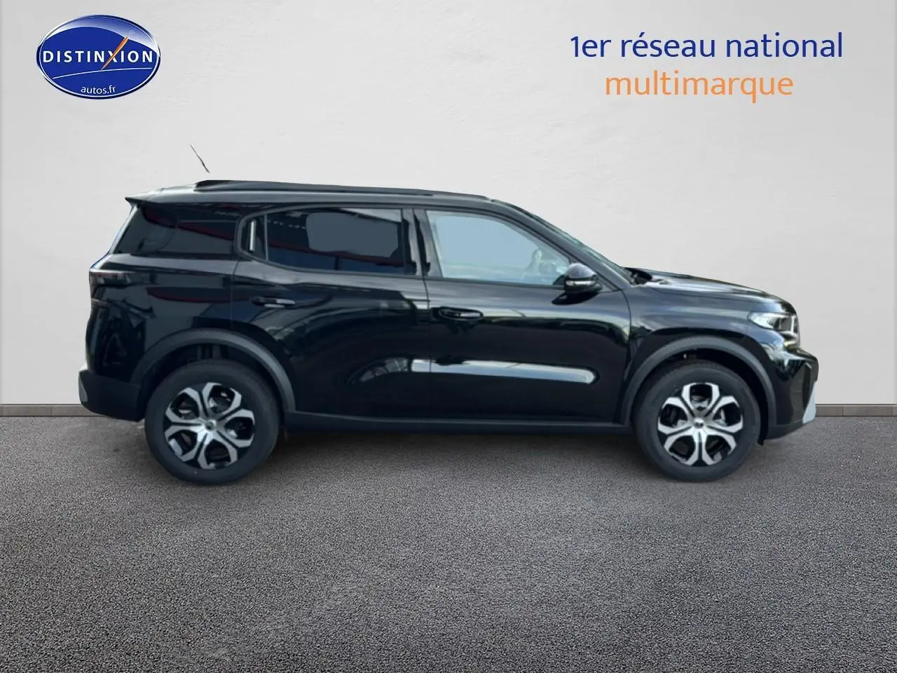 Profil côté gauche d'un Citroën C3 Aircross noir 2025 avec jantes 17 pouces et vitres teintées.