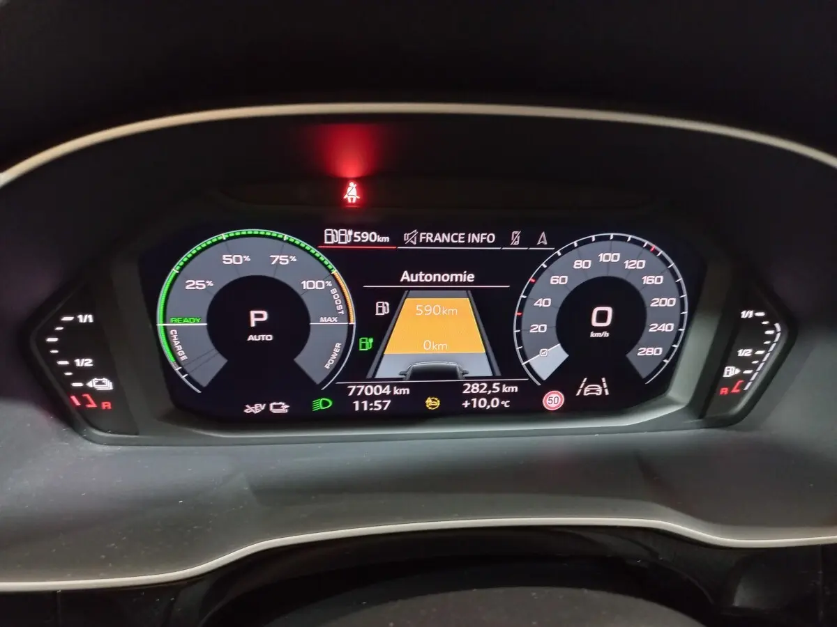 Affichage numérique du tableau de bord de l'Audi Q3 blanc, montrant l'autonomie et la vitesse à 0 km/h.