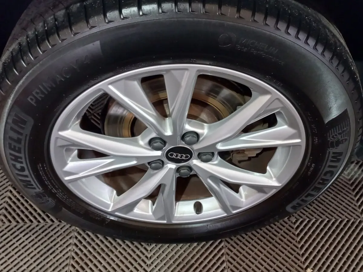 Gros plan sur la jante argentée avec logo Audi au centre, montée sur pneu Michelin noir, sans vue du véhicule.