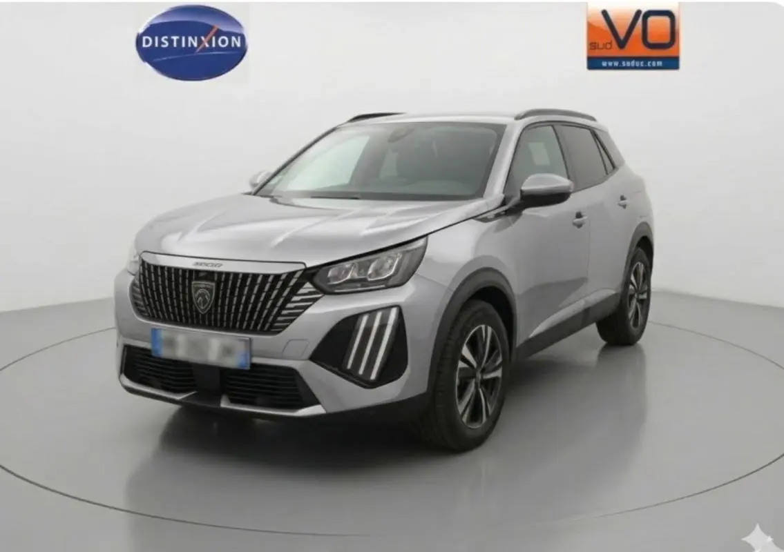 Peugeot 2008 Hybrid 145 gris en 3/4 avant droit, avec calandre distinctive et jantes alliage 17 pouces.