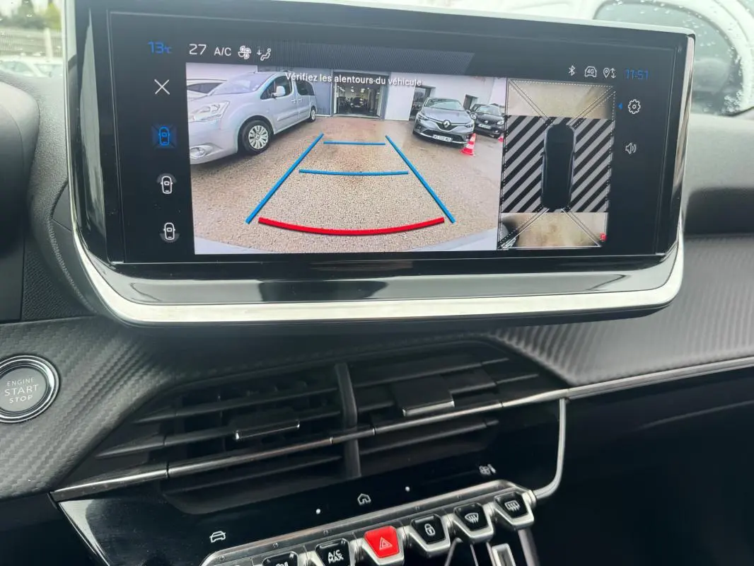 Vue intérieure du tableau de bord du Peugeot 2008 Hybrid 145 Allure 2025 avec écran tactile affichant la caméra de recul.