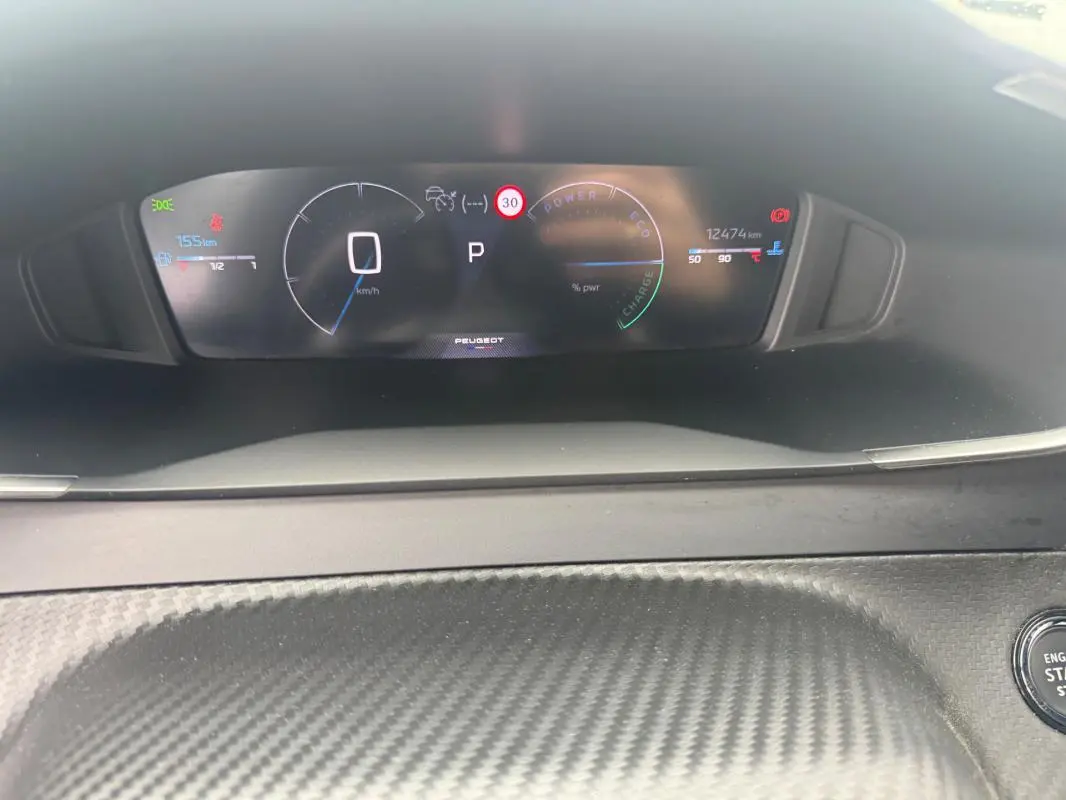 Vue rapprochée du cockpit numérique du Peugeot 2008 Hybrid 145 e-DCS6 Allure, affichage digital clair et moderne.