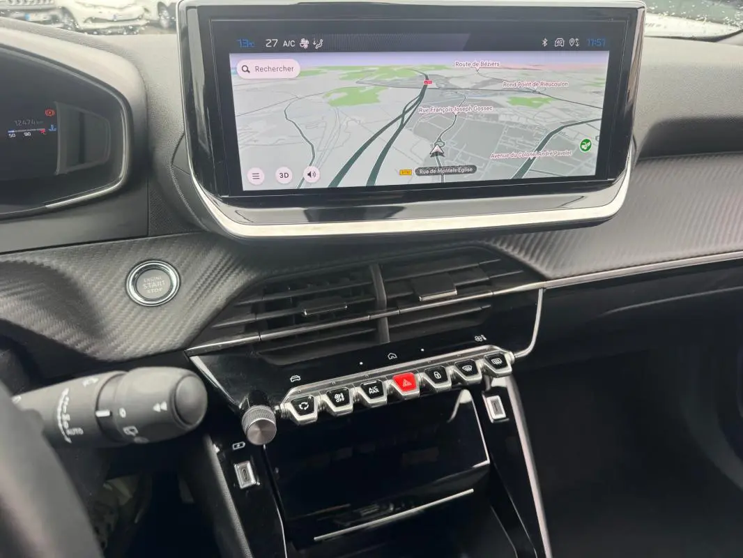 Tableau de bord de Peugeot 2008 Hybrid 145 Allure 2025, écran tactile central avec navigation et commandes piano noires.