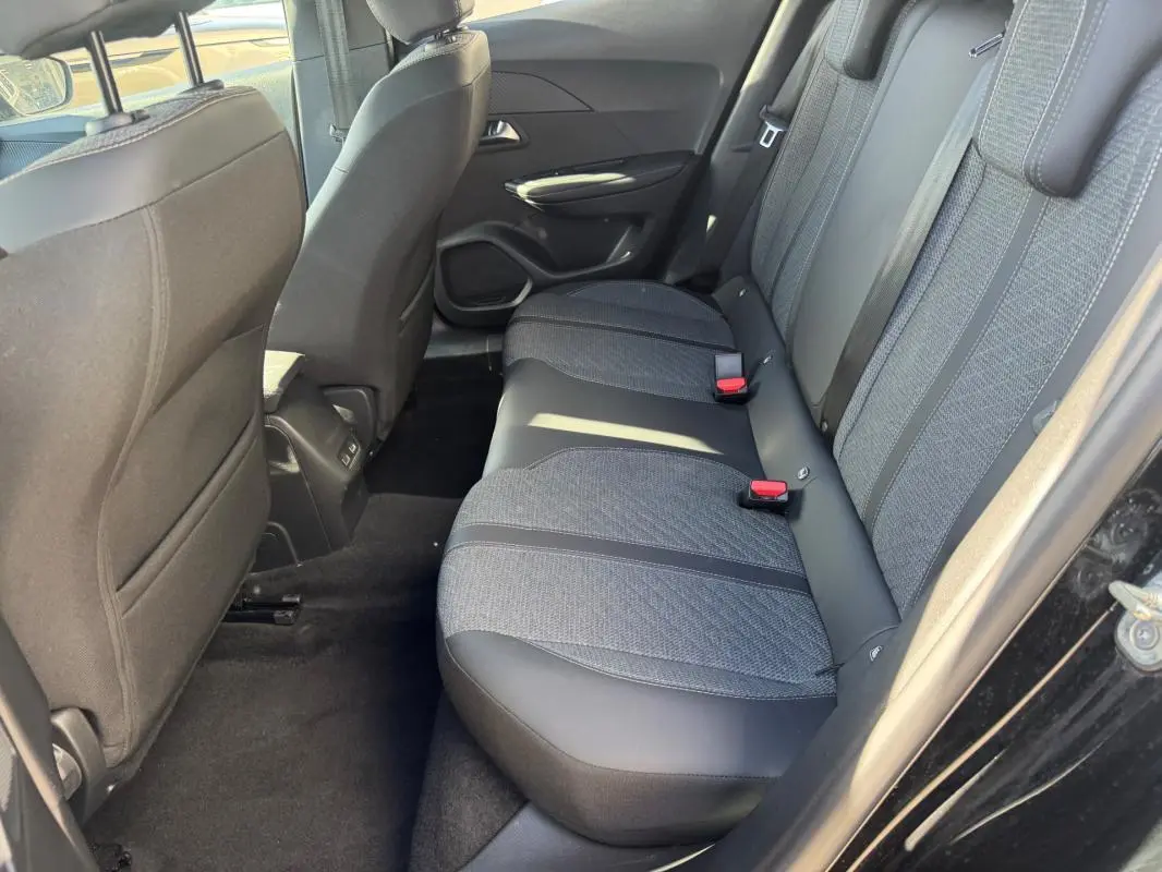 Vue intérieure côté droit des sièges arrière noirs et gris du Peugeot 2008 Hybrid 136 e-DCS6 Allure 2025.
