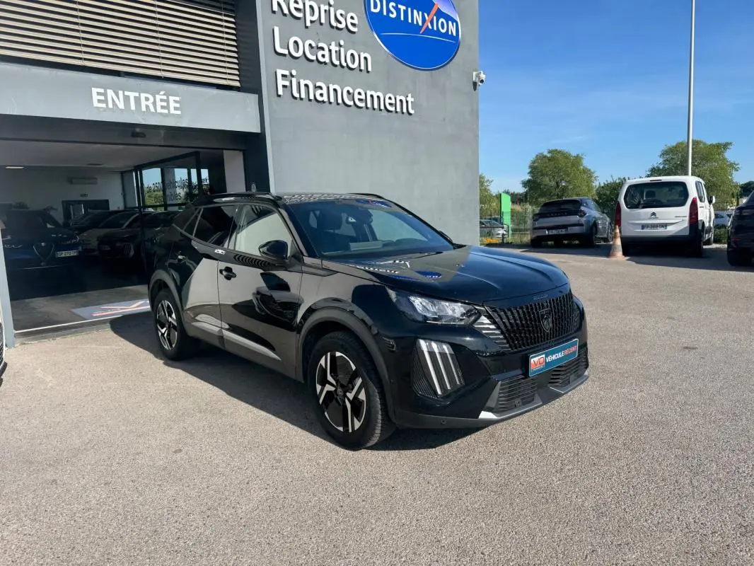 Peugeot 2008 Hybrid noir en 3/4 avant droit, avec barres de toit et jantes alliage 17 pouces visibles.