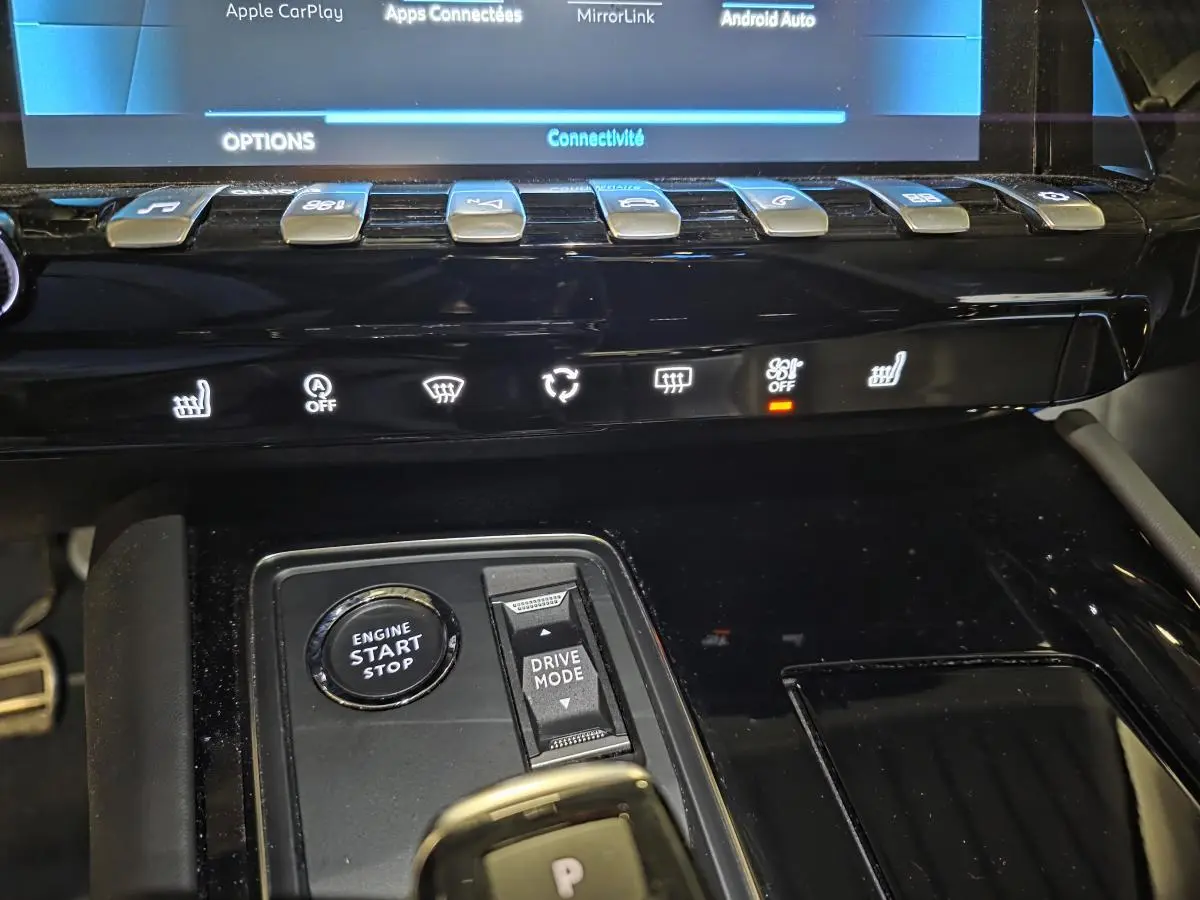 Gros plan sur la console centrale noire de la Peugeot 508 SW 2019, avec boutons chauffants et sélecteur mode conduite.