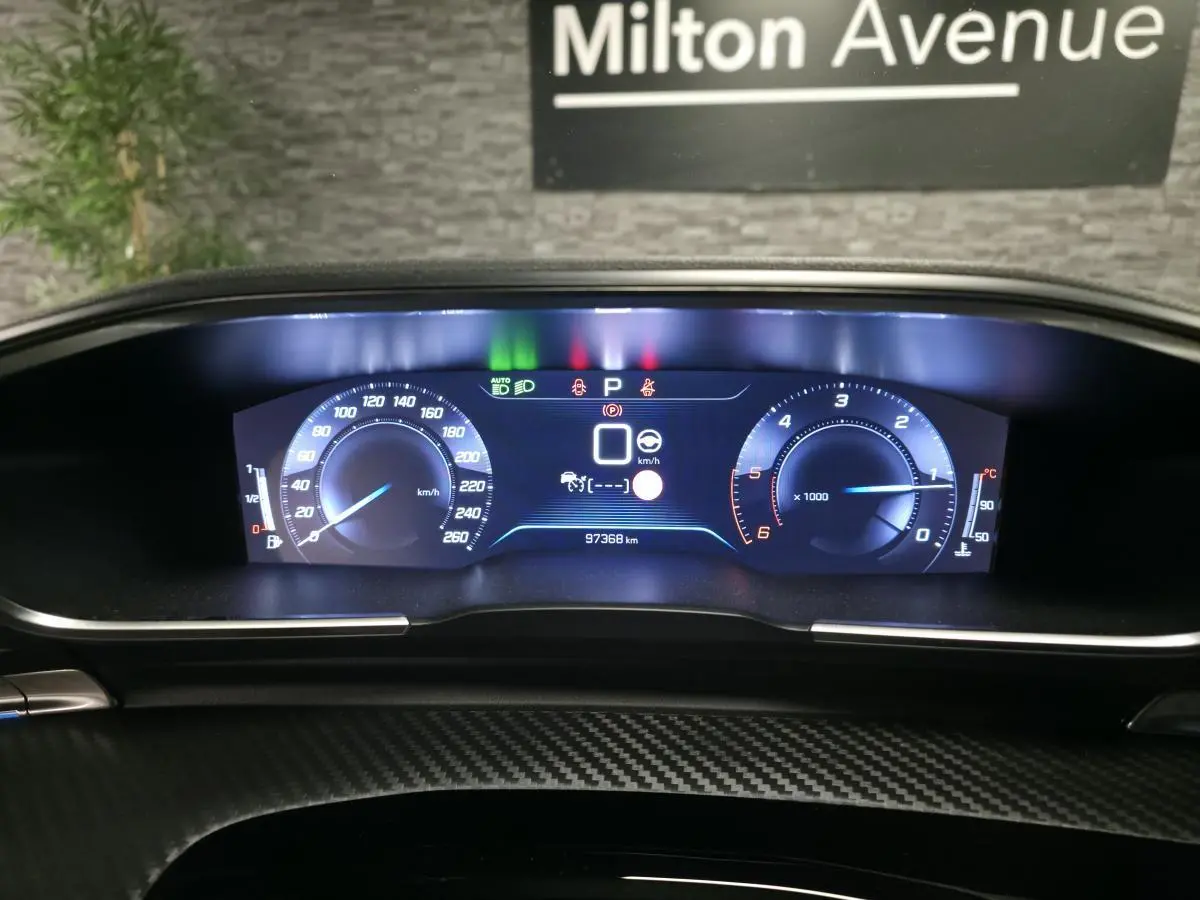 Vue rapprochée du combiné numérique Peugeot 508 SW 2019 avec affichage digital lumineux et décor carbone.