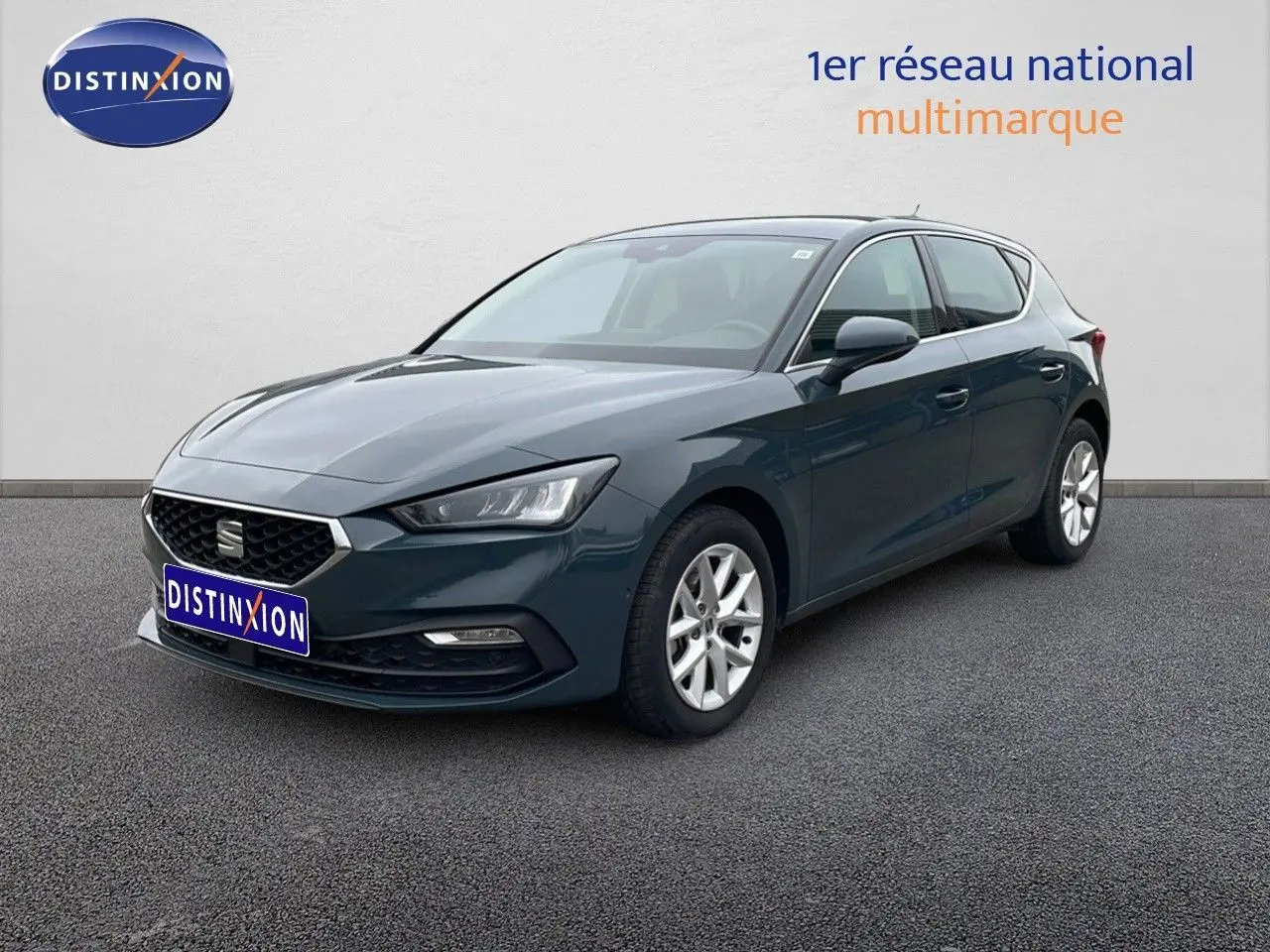 SEAT LEON 2.0 TDI gris magnétique, vue 3/4 avant droit, avec jantes alliage et calandre noire.