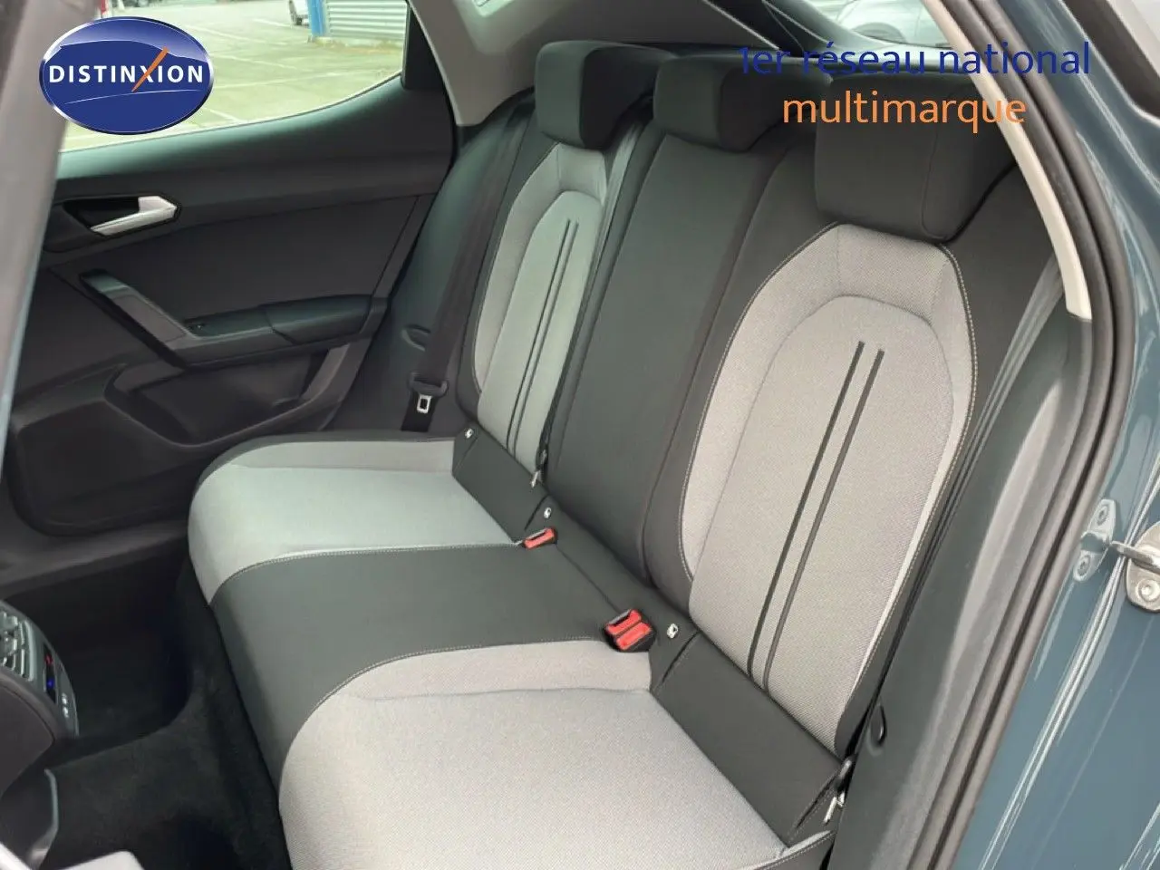 Vue latérale droite des sièges arrière gris clair et noir du SEAT LEON 2.0 TDI 115CH STYLE XL 2025, porte ouverte.