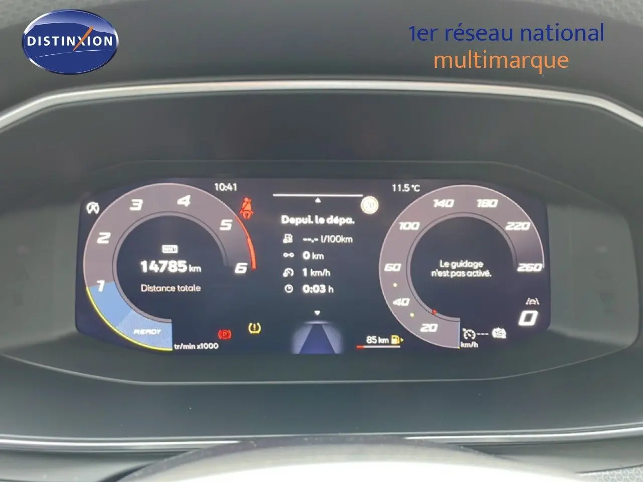 Tableau de bord numérique de la SEAT LEON 2.0 TDI gris magnétique, affichage vitesse et compte-tours en vue frontale.