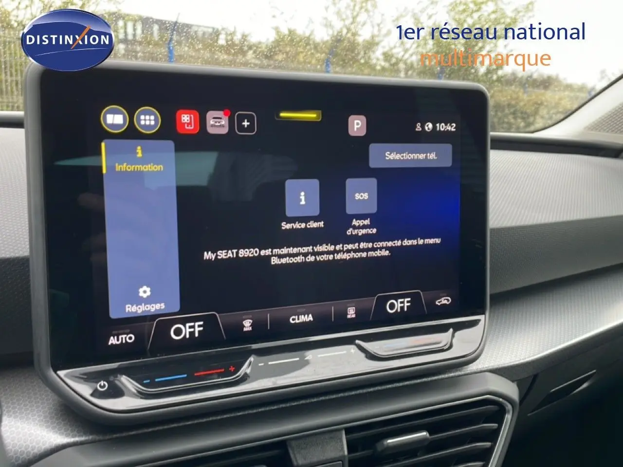Écran tactile central de la SEAT LEON 2025, vue intérieure côté droit, affichant le menu d'information connecté.