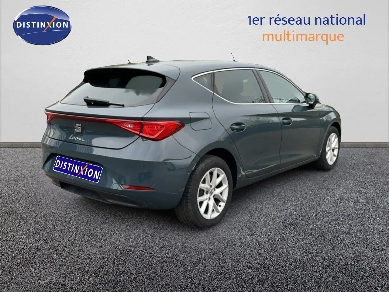 Vue 3/4 arrière droite d'une SEAT Leon 2025 gris magnétique métal avec feux arrière LED et jantes alliage 16 pouces.
