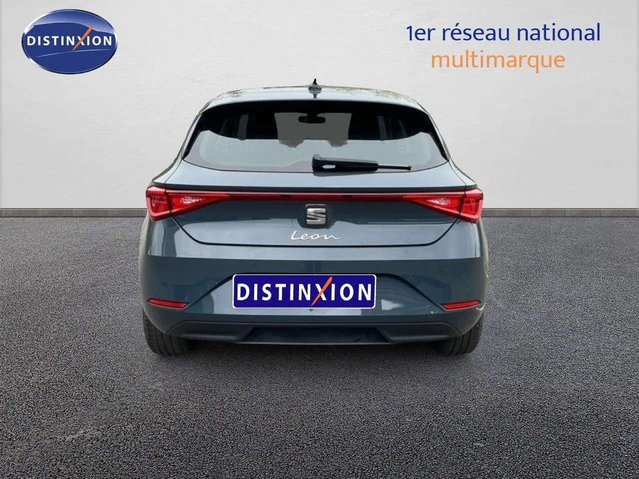 Vue arrière d'une SEAT Leon gris magnétique métal 2025 avec feux LED et logo distinctif sur fond neutre.