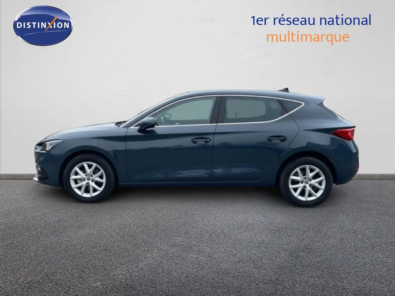 Vue de profil côté gauche d'une SEAT Leon 2025 gris magnétique métallisé avec jantes alliage et lignes épurées.