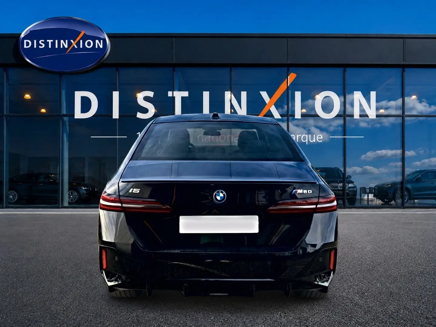 Vue arrière d'une BMW Série 5 i5 M60 noire 2024, avec feux LED et logo M60 bien visibles.
