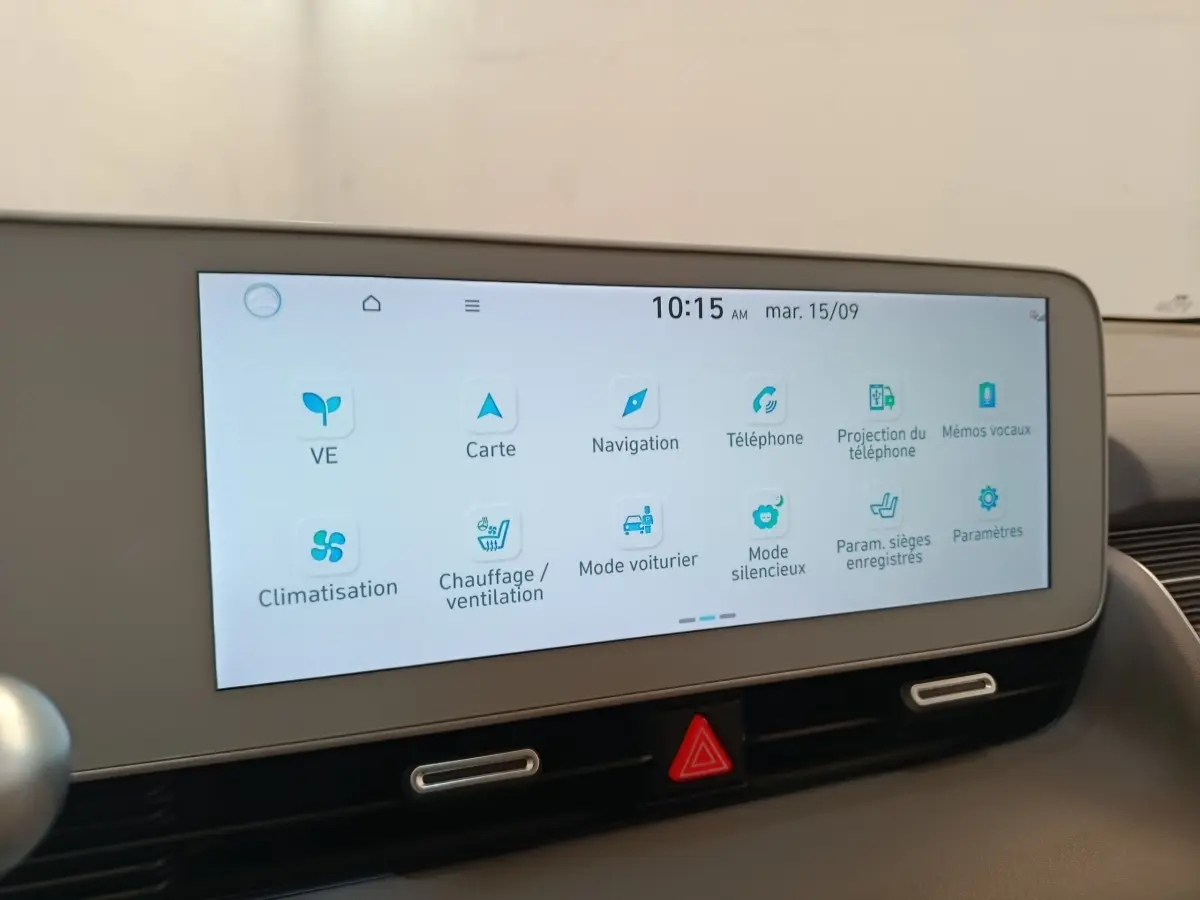 Écran tactile central affichant les options de navigation et climatisation dans une Hyundai IONIQ BEV 77KWH AWD Executive 2023.