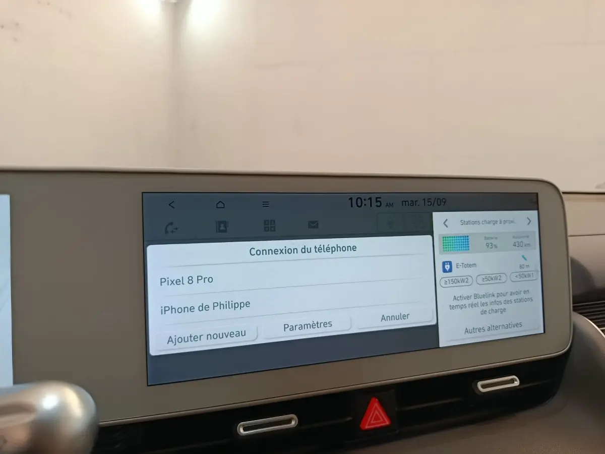 Écran tactile central affichant la connexion Bluetooth et l'autonomie batterie dans l'habitacle d'une Hyundai IONIQ beige.
