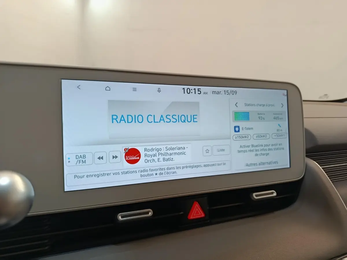 Écran tactile central de la Hyundai IONIQ BEV 77KWH AWD Executive 2023 affichant la radio classique.
