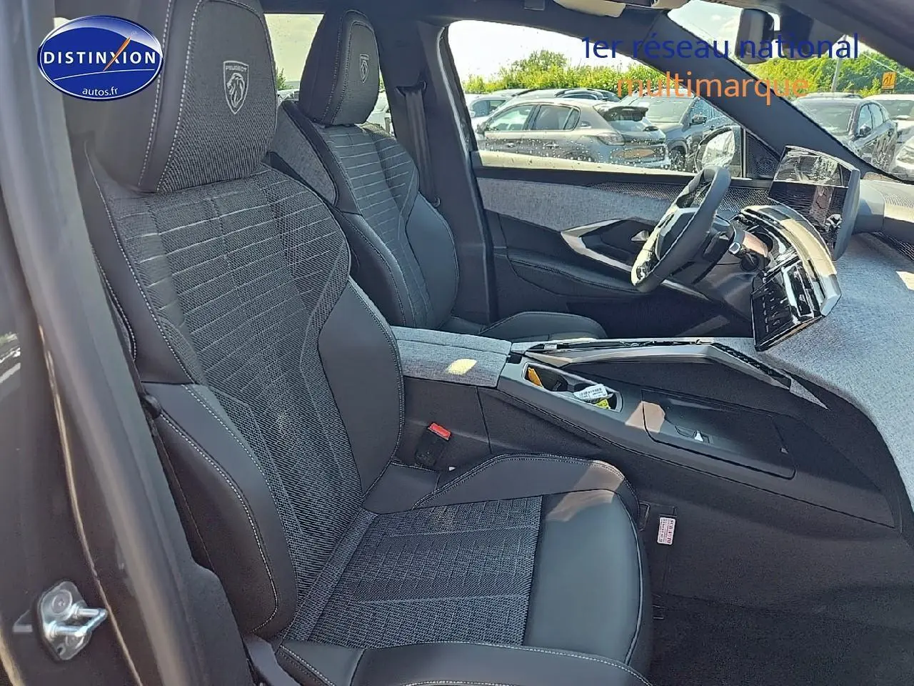 Intérieur du Peugeot 5008 Hybrid 145 GT e-dcs6 2025 en gris titane, vue côté conducteur avec sièges sport et tableau de bord moderne.