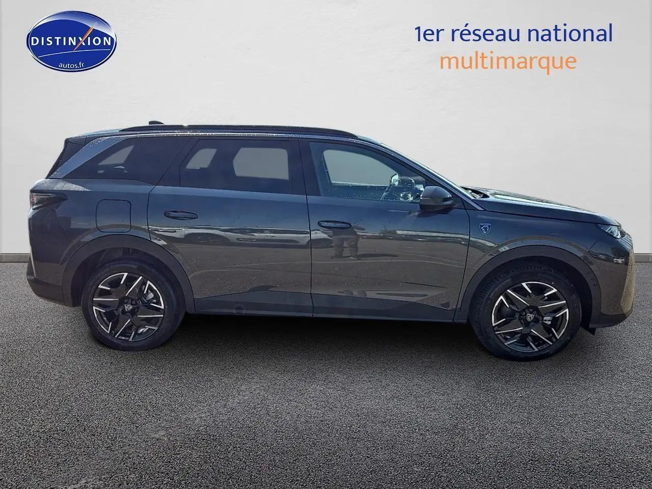 Profil droit du Peugeot 5008 Hybrid 145 GT e-DCS6 gris titane avec jantes alliage et toit noir.