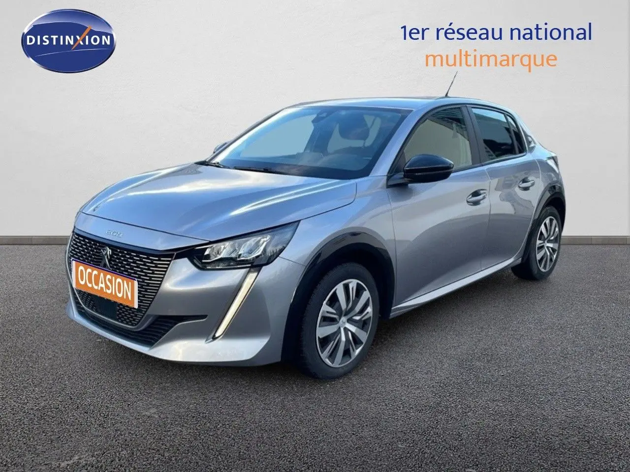 Peugeot 208 électrique gris Artense vue 3/4 avant droit avec calandre distinctive et feux LED verticaux.